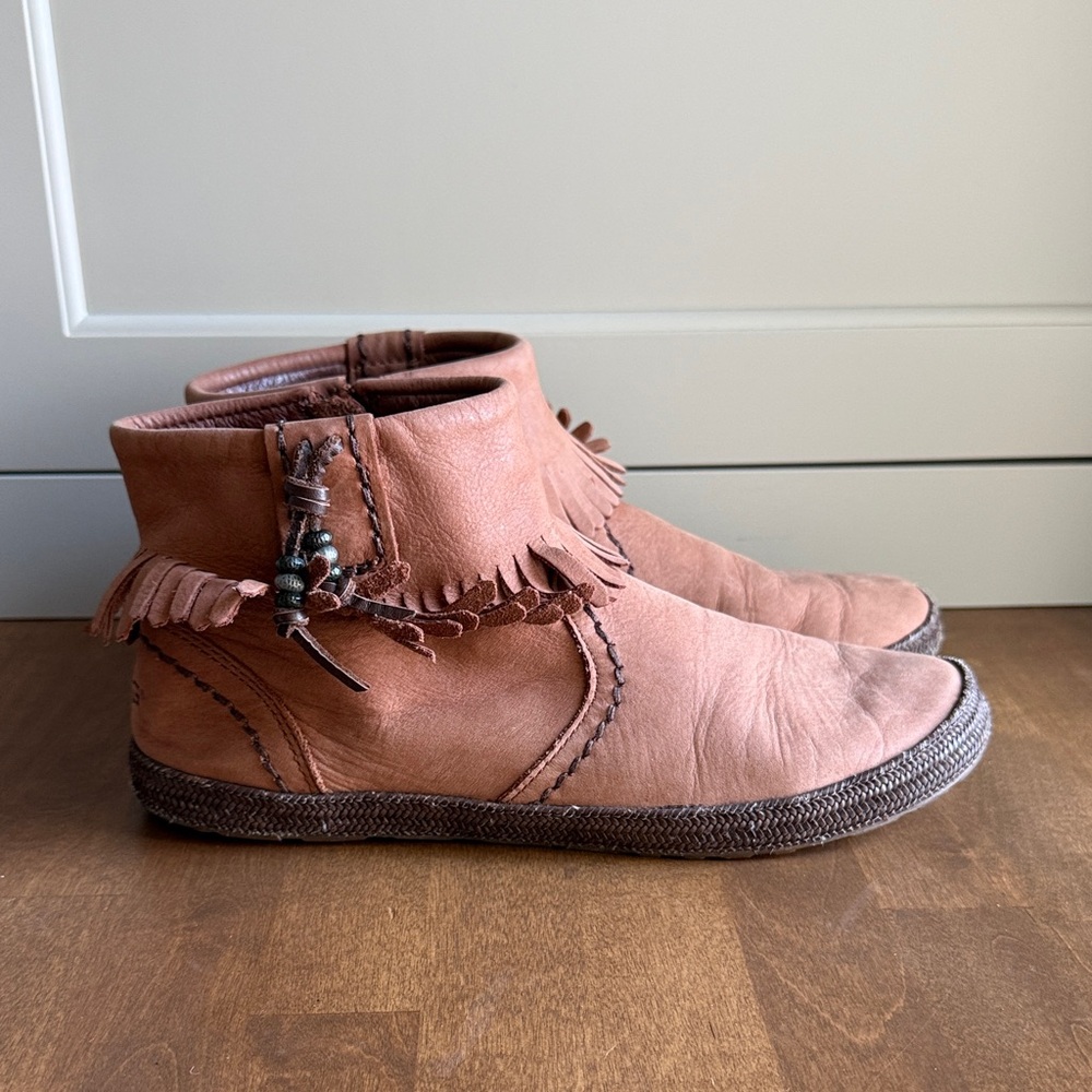 UGG Tiana Tan Leather, Fur Lined Ankle boots Suede Fringe, Moccasin Boot size 7